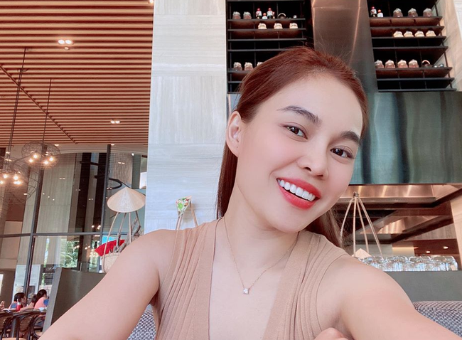 Giang Hồng Ngọc tranh thủ chụp h&igrave;nh ở Ph&uacute; Quốc.