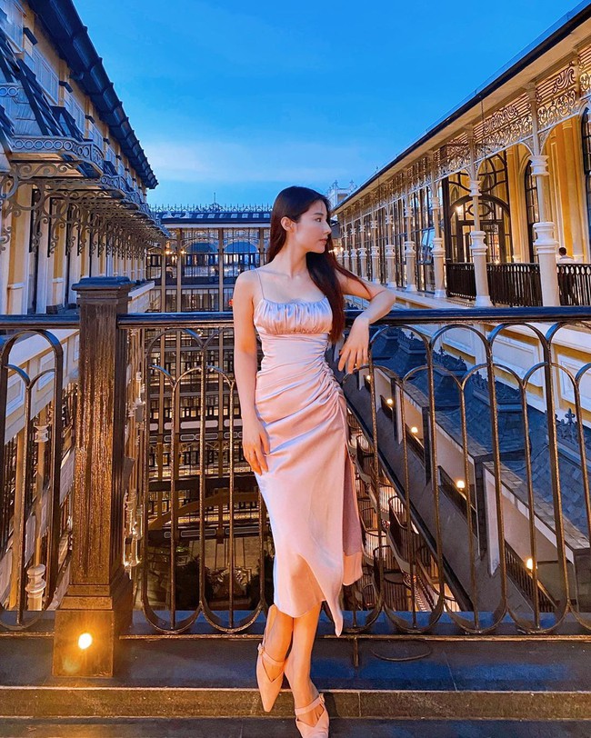 Diễm My 9X tranh thủ chụp hình khi tới Sapa. Diễm My 9X tranh thủ chụp hình khi tới Sapa.