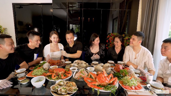 Vũ Khắc Tiệp mạnh tay chi vài chục triệu mua hải sản về đãi bạn bè, quan trọng hơn là ông bầu tự tay vào bếp bày biện không thua kém nhà hàng - Ảnh 1. Vũ Khắc Tiệp mạnh tay chi vài chục triệu mua hải sản về đãi bạn bè, quan trọng hơn là ông bầu tự tay vào bếp bày biện không thua kém nhà hàng - Ảnh 1.