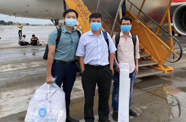 Ekip bác sĩ Bệnh viện Chợ Rẫy tức tốc ra Đà Nẵng hỗ trợ điều trị cho bệnh nhân 416 nhiễm COVID-19 - Ảnh 1.