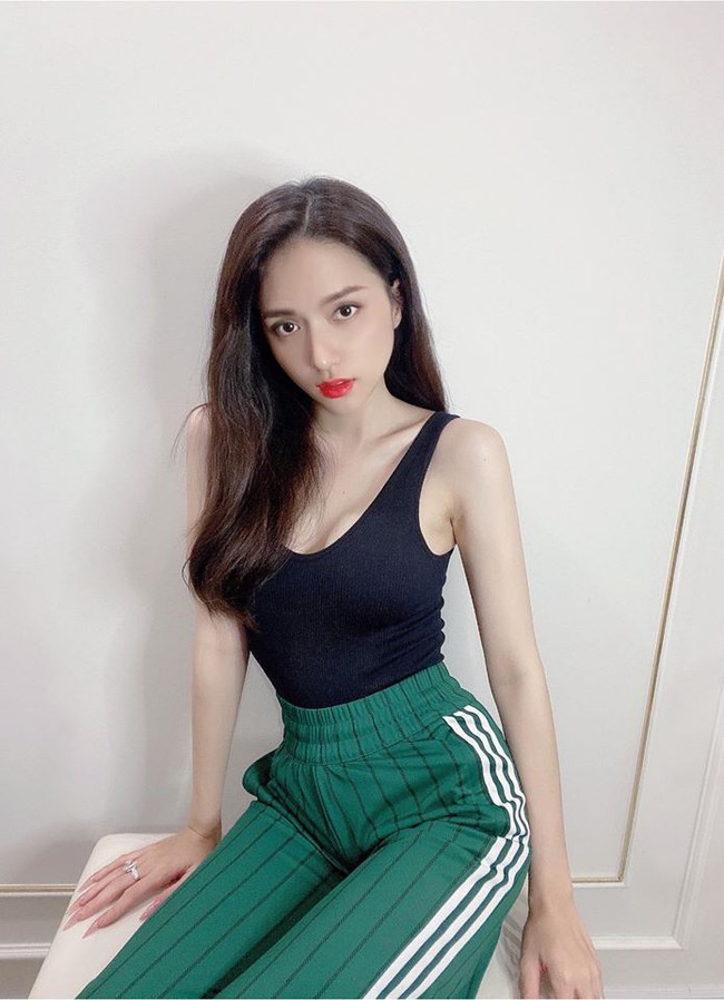 Hương Giang khoe khuôn ngực căng đầy và vòng eo con kiến gợi cảm. Hương Giang khoe khuôn ngực căng đầy và vòng eo con kiến gợi cảm.