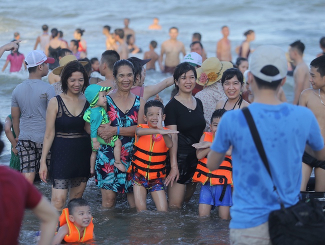 Ảnh: Hàng vạn du khách chen chúc nhau tắm biển Sầm Sơn - Ảnh 9.