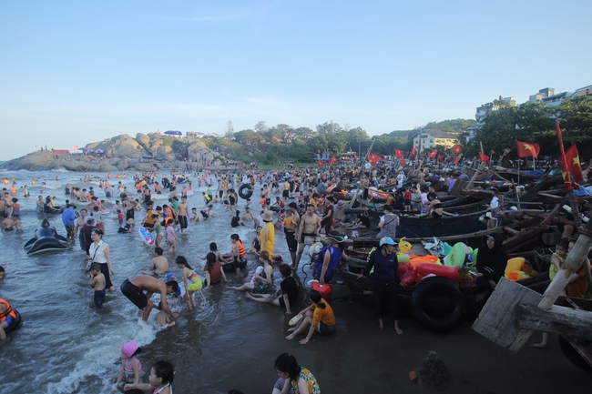 Ảnh: Hàng vạn du khách chen chúc nhau tắm biển Sầm Sơn - Ảnh 6.