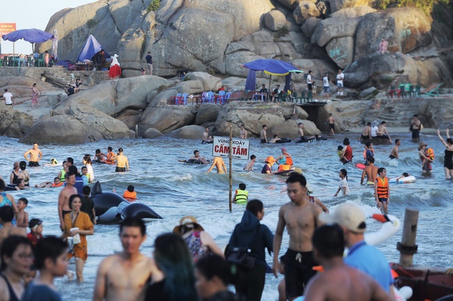 Ảnh: Hàng vạn du khách chen chúc nhau tắm biển Sầm Sơn - Ảnh 7.