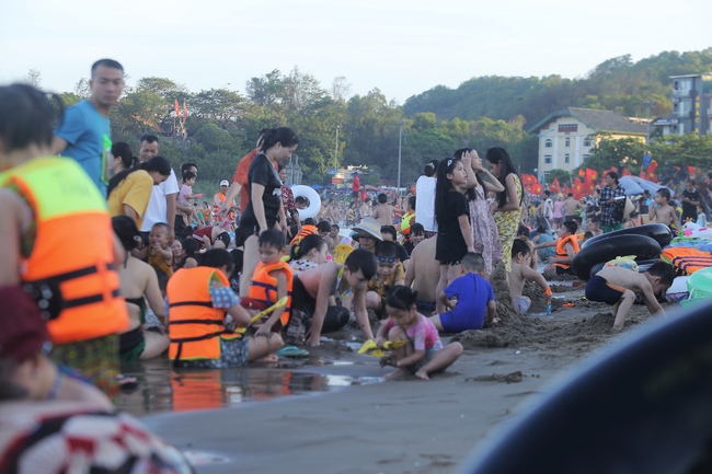 Ảnh: Hàng vạn du khách chen chúc nhau tắm biển Sầm Sơn - Ảnh 10.