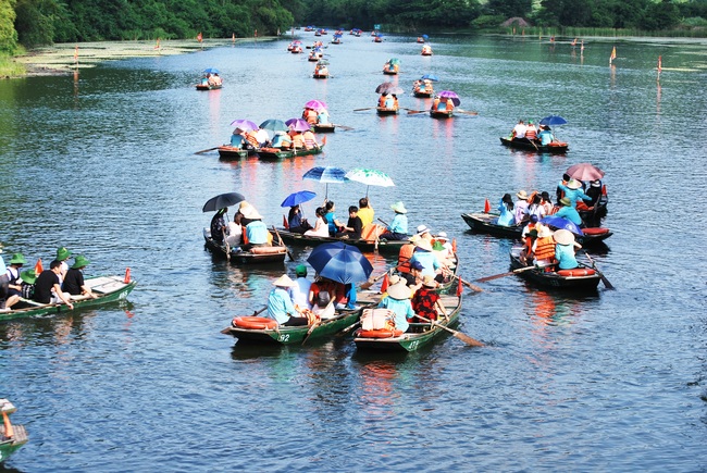 Nhiều chuyến đò đi tham quan tại Tràng An đã bắt đầu từ sáng sớm