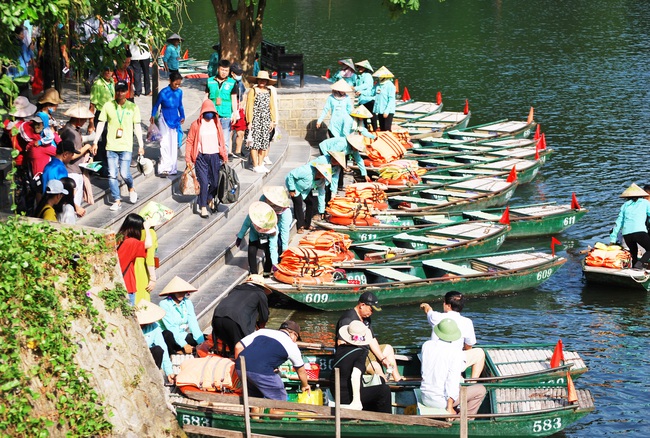 Những người phụ nữ bên các chuyến đò chờ trên bến Tràng An: Đây là thời điểm lý tưởng để chọ điểm đến du lịch - Ảnh 4.