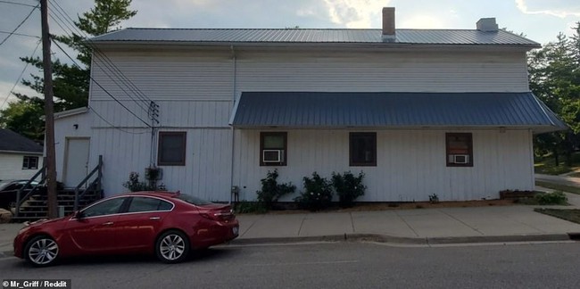 Tậu nhà mới, người đàn ông chui qua lỗ hổng trên mái rồi phát hiện ra... một căn nhà nữa và cảnh tượng khiến không ít người rùng mình - Ảnh 1.