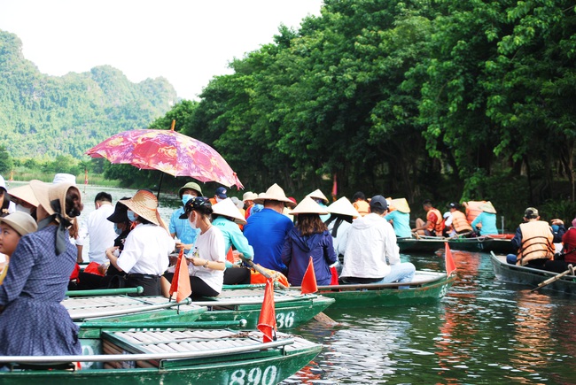 Những người phụ nữ bên các chuyến đò chờ trên bến Tràng An: Đây là thời điểm lý tưởng để chọ điểm đến du lịch - Ảnh 7.