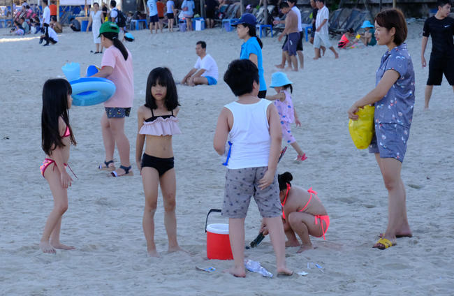 Bãi biển Vũng Tàu đông nghịt du khách, trẻ con thoải mái vui chơi, nhiều cô gái diện đồ tắm sexy &quot;bung lụa&quot; - Ảnh 8.