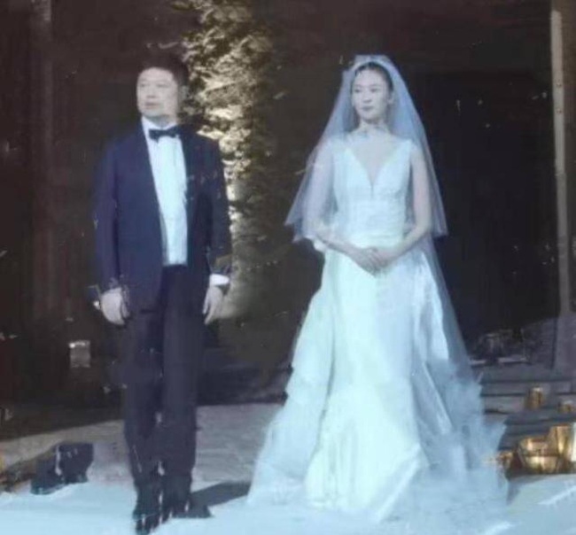 Hình ảnh Đồng Dao trong đám cưới bí mật vào năm ngoái.