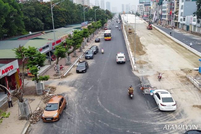 Hà Nội: Sau khi mặc &quot;áo giáp sắt&quot; chống trộm, hàng sưa đỏ được truyền dịch để cấp cứu - Ảnh 1.