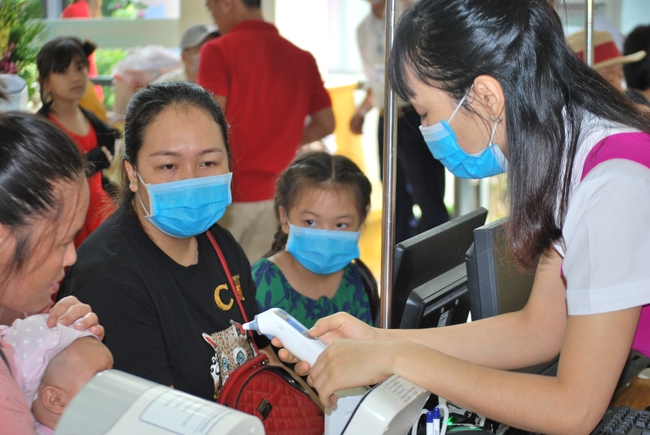 Ghi nhận của chúng tôi sáng 28/7 tại bệnh viện Sản Nhi Quảng Ninh các bệnh nhân đều đã được kiểm tra y tế, đo thân nhiệt, sát khuẩn