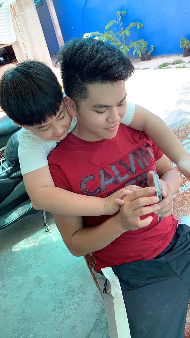 Phản ứng của con sao Việt khi bố mẹ có tình mới: Bé Subeo đầy khoảnh khắc ngọt ngào bên Kim Lý và Đàm Thu Trang, bất ngờ nhất là chia sẻ của con trai Chi Bảo - Ảnh 8.