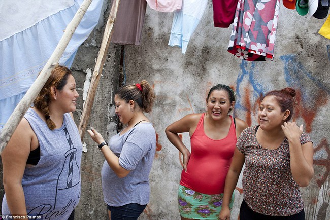 Câu chuyện về 4 chị em ruột cùng mang bầu, hạnh phúc tưởng không ai sánh bằng nhưng đằng sau là sự thật về ngành công nghiệp &quot;cho thuê tử cung&quot; - Ảnh 2.