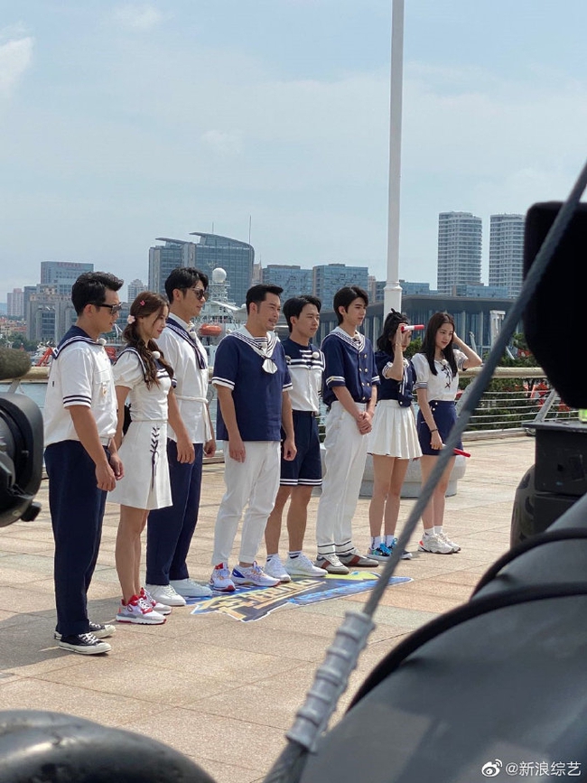 Running Man: Angelababy mặc đồ thủy thủ xinh xắn, Thái Từ Khôn khoe chân siêu dài lấn át các đàn anh - Ảnh 2. Running Man: Angelababy mặc đồ thủy thủ xinh xắn, Thái Từ Khôn khoe chân siêu dài lấn át các đàn anh - Ảnh 2.