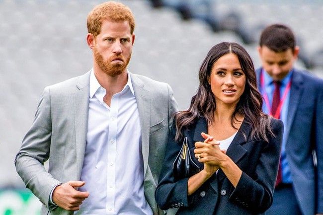 Cái kết đắng của Meghan Markle: Nhà Sussex bị yêu cầu &quot;trục xuất&quot; khỏi hoàng gia vĩnh viễn vì thái độ vô lễ với Nữ hoàng Anh - Ảnh 1.