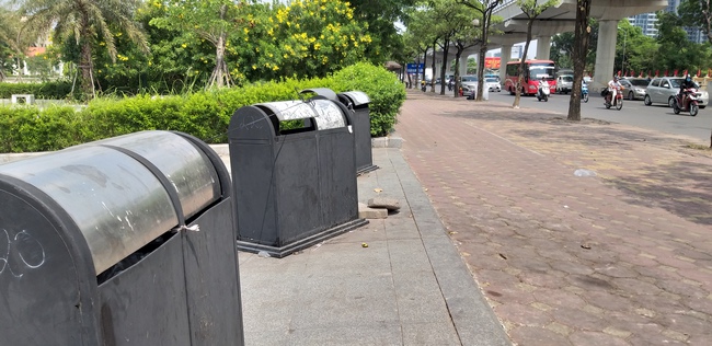Những chiếc thùng rác công cộng bị hư hỏng ngay chỗ người bán hàng mà không được dọn dẹp