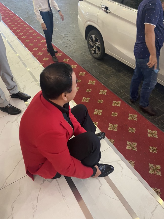 Mặc áo vest sang chảnh Quyền Linh vẫn vô tư ngồi bệt xuống đất, đi 3 tháng về nhà không có tiền cho vợ con  - Ảnh 2.