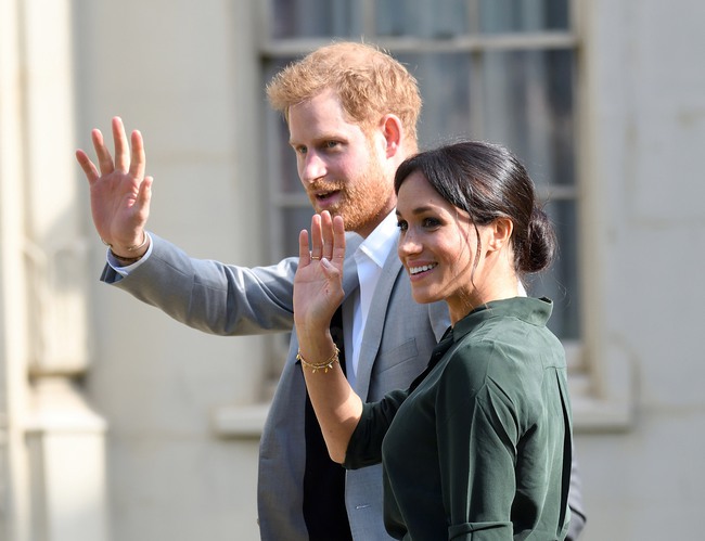 Cái kết đắng của Meghan Markle: Nhà Sussex bị yêu cầu &quot;trục xuất&quot; khỏi hoàng gia vĩnh viễn vì thái độ vô lễ với Nữ hoàng Anh - Ảnh 2.