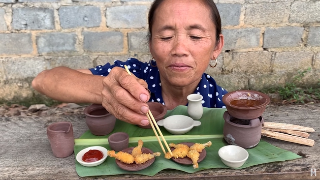 Hết siêu to khổng lồ, bà Tân Vlog bất ngờ chuyển sang làm đồ ăn siêu nhỏ, nấu xong cũng chỉ đủ cho bà thưởng thức một mình - Ảnh 3. Hết siêu to khổng lồ, bà Tân Vlog bất ngờ chuyển sang làm đồ ăn siêu nhỏ, nấu xong cũng chỉ đủ cho bà thưởng thức một mình - Ảnh 3.