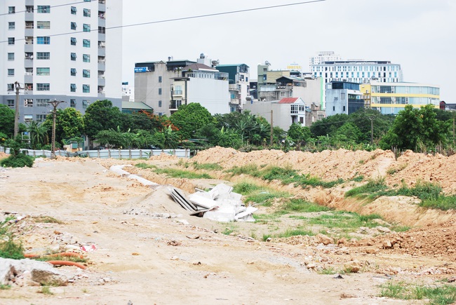 Hiện con đường đã hoàn thành hầu hết các hạng mục. Phần vỉa hè cũng đã được lát đá và trồng nhiều cây xanh. Nút giao cuối cùng vào Khu đô thị Xa La đã tiến hành đền bù và giải phóng mặt bằng để làm cầu vượt nhẹ...