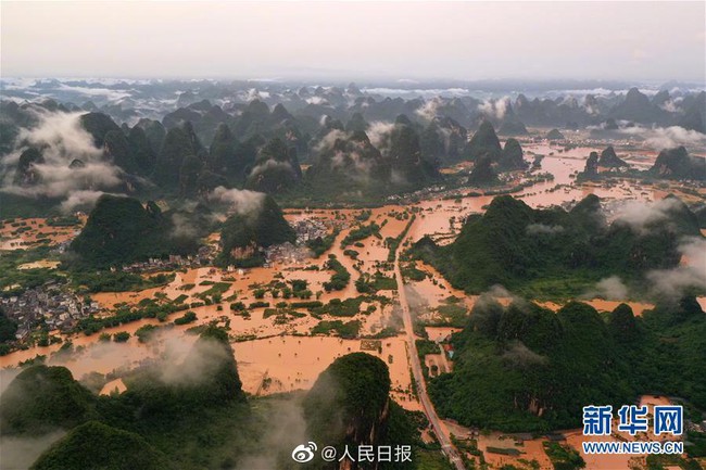 Loạt ảnh đáng sợ về cơn &quot;đại hồng thủy&quot; ở miền nam Trung Quốc gây ra bởi những cơn mưa dai dẳng kéo dài hơn 30 ngày - Ảnh 12.