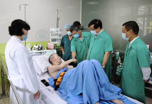 Bệnh nhân số 91 tươi tỉnh thử lực chân cùng bác sĩ, có thể về nước ngày 12/7 không cần cách ly - Ảnh 1. Bệnh nhân số 91 tươi tỉnh thử lực chân cùng bác sĩ, có thể về nước ngày 12/7 không cần cách ly - Ảnh 1.