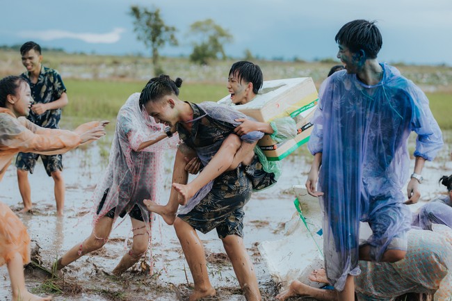 Mặc kệ &quot;kỷ yếu nhà người ta&quot; có lóng lánh cỡ nào thì trường phái ngược vẫn thực hiện những tấm hình lầy lội không để đâu cho hết thế này - Ảnh 5.