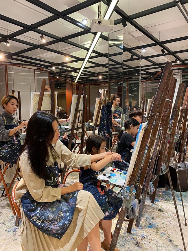 Lưu Hương Giang cùng con gái tham gia lớp học vẽ.