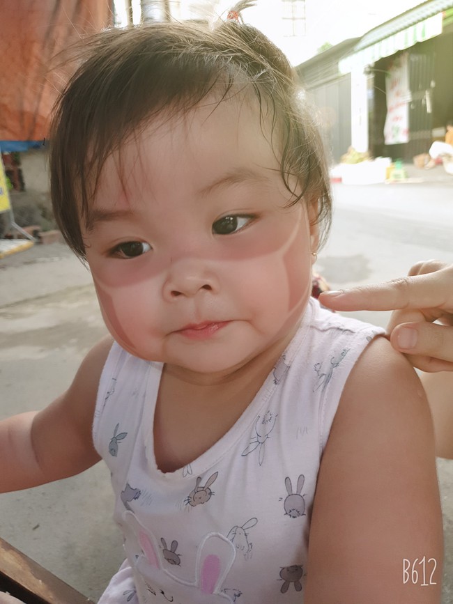 Xôn xao khắp Facebook: Xuất hiện nhiều em bé bị cháy nắng &quot;bá đạo&quot;, in hằn nguyên chiếc khẩu trang trên mặt, chuyện gì đang xảy ra? - Ảnh 8.