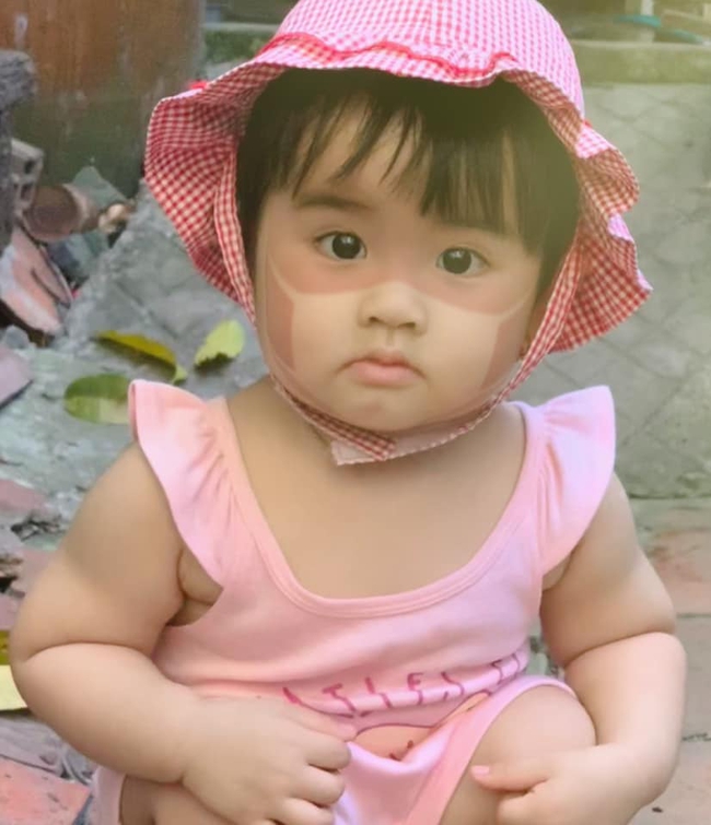 Xôn xao khắp Facebook: Xuất hiện nhiều em bé bị cháy nắng &quot;bá đạo&quot;, in hằn nguyên chiếc khẩu trang trên mặt, chuyện gì đang xảy ra? - Ảnh 9.