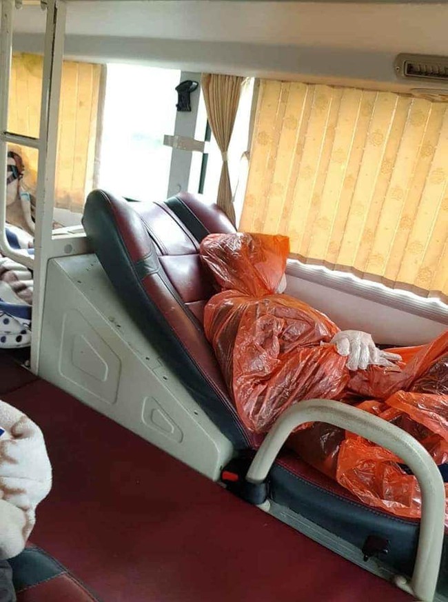 Vị khách đi ô tô mặc áo mưa, đeo khẩu trang kín mít, tuy nhìn chẳng giống ai nhưng lại bớt đi nỗi lo mắc Covid-19 - Ảnh 1. Vị khách đi ô tô mặc áo mưa, đeo khẩu trang kín mít, tuy nhìn chẳng giống ai nhưng lại bớt đi nỗi lo mắc Covid-19 - Ảnh 1.