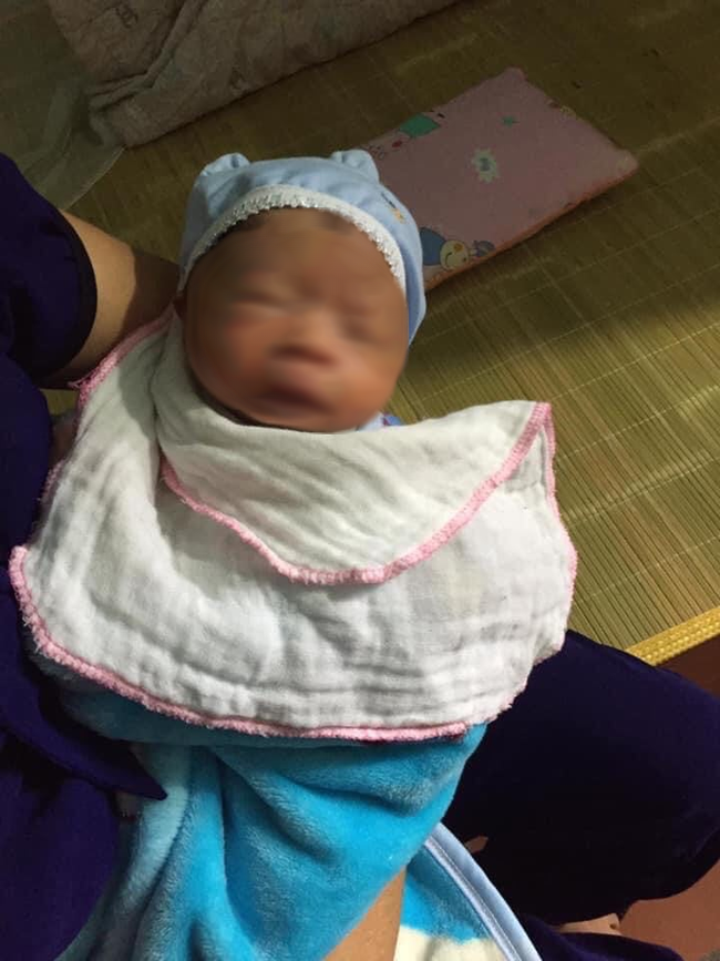 Hưng Yên: Xót xa bé trai bị bỏ trước cổng chùa kèm lá thư "do con tin yêu nhầm người, mong nhà chùa nhận nuôi để đi xây dựng hạnh phúc mới" - Ảnh 1. Hưng Yên: Xót xa bé trai bị bỏ trước cổng chùa kèm lá thư "do con tin yêu nhầm người, mong nhà chùa nhận nuôi để đi xây dựng hạnh phúc mới" - Ảnh 1.