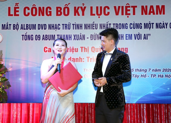 Vừa lập kỷ lục Guinness Việt Nam, nữ ca sĩ đã gây sốc vì được fan tặng nhà tiền tỷ, còn làm cả giấy sang tên  - Ảnh 3.