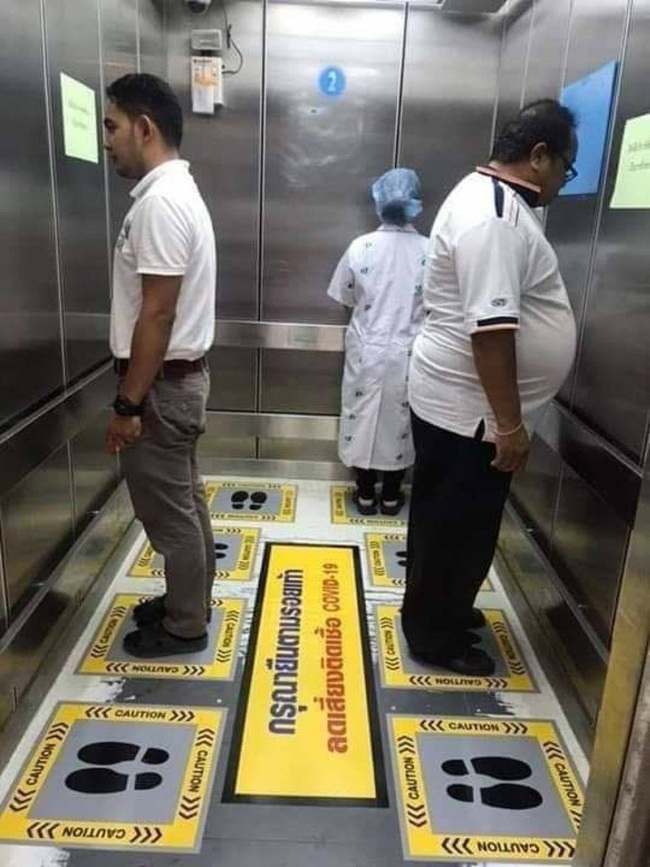 Vị khách đi ô tô mặc áo mưa, đeo khẩu trang kín mít, tuy nhìn chẳng giống ai nhưng lại bớt đi nỗi lo mắc Covid-19 - Ảnh 3. Vị khách đi ô tô mặc áo mưa, đeo khẩu trang kín mít, tuy nhìn chẳng giống ai nhưng lại bớt đi nỗi lo mắc Covid-19 - Ảnh 3.