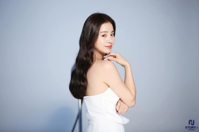 Lúc nào cũng kín đáo, "mẹ hai con" Kim Tae Hee bất ngờ gây chú ý khi diện váy trắng mỏng manh, khoe bờ lưng trần trắng mịn màng - Ảnh 3.