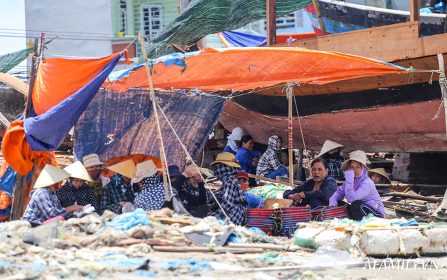 Ảnh: Nhọc nhằn mưu sinh nơi cửa biển - Ảnh 6.