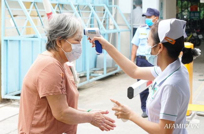 TP.HCM: Đề xuất phòng chống dịch bệnh COVID-19 theo Chỉ thị số 19 của Thủ tướng, giữ khoảng cách tiếp xúc tối thiểu 1 mét - Ảnh 3.