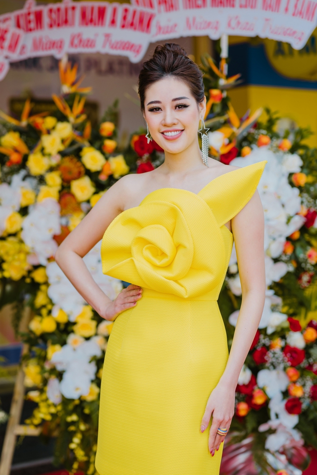 Sáng giản dị đi thăm nạn nhân chất độc da cam, chiều Hoa hậu Khánh Vân &quot;biến hóa&quot; lên đồ lộng lẫy đi sự kiện - Ảnh 5.