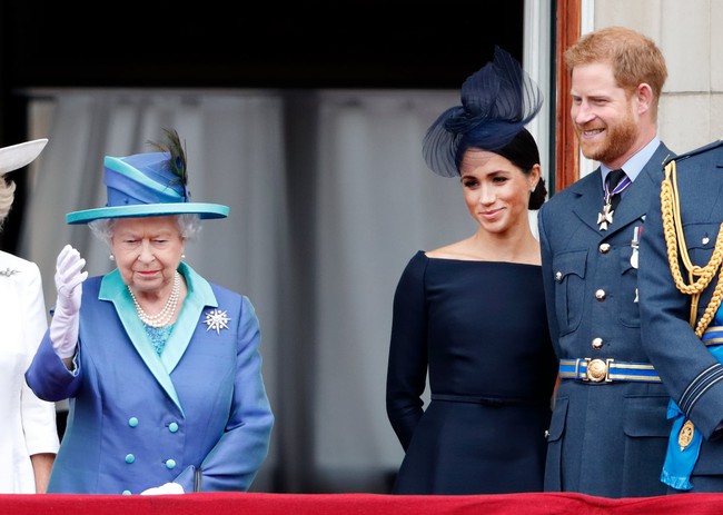 Nữ hoàng Anh bất ngờ bị chỉ trích vì lời tuyên bố của cháu dâu &quot;bất trị&quot; Meghan Markle, cuộc chiến hoàng gia thực sự giờ mới bùng nổ - Ảnh 1.