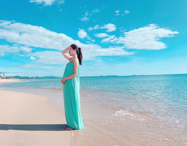Sara Lưu vui vẻ ngắm cảnh biển. Cô bộc bạch: Trời xanh biển xanh em cũng xanh. Lần đầu tiên dậy sớm ra biển.
