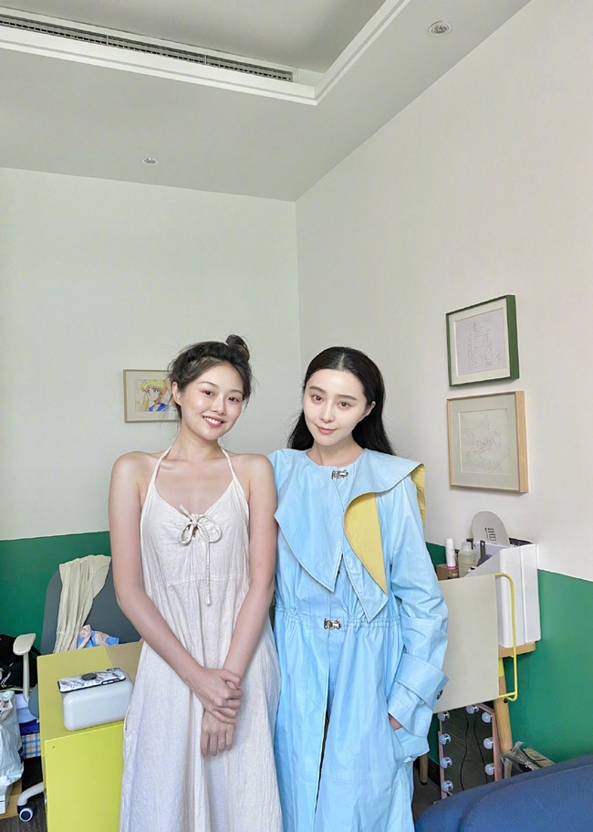 Để mặt mộc chụp hình, Phạm Băng Băng lộ dấu hiệu lão hóa - Ảnh 1. Để mặt mộc chụp hình, Phạm Băng Băng lộ dấu hiệu lão hóa - Ảnh 1.