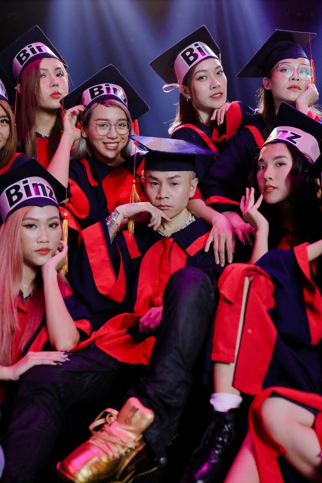 Đặt lên bàn cân 2 MV cùng ngày giờ của Sơn Tùng - Binz: Goodboy và badboy đụng độ, một bên hường phấn vui tươi, một bên chất phát ngất - Ảnh 5. Đặt lên bàn cân 2 MV cùng ngày giờ của Sơn Tùng - Binz: Goodboy và badboy đụng độ, một bên hường phấn vui tươi, một bên chất phát ngất - Ảnh 5.