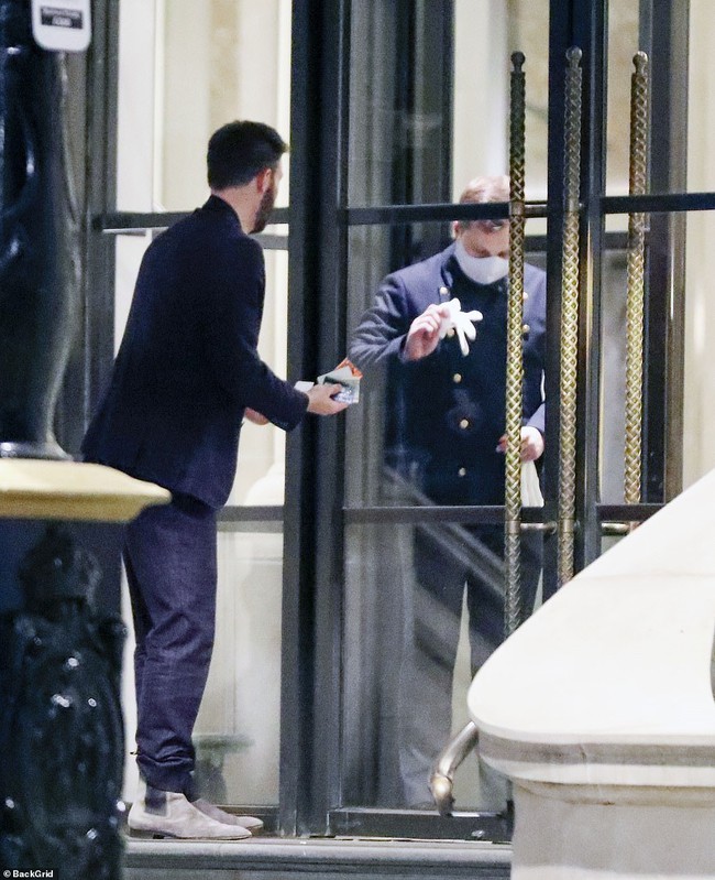 Chris Evans bị chụp lại hình ảnh vào khách sạn với &quot;Lọ Lem&quot; Lily James - Ảnh 3.