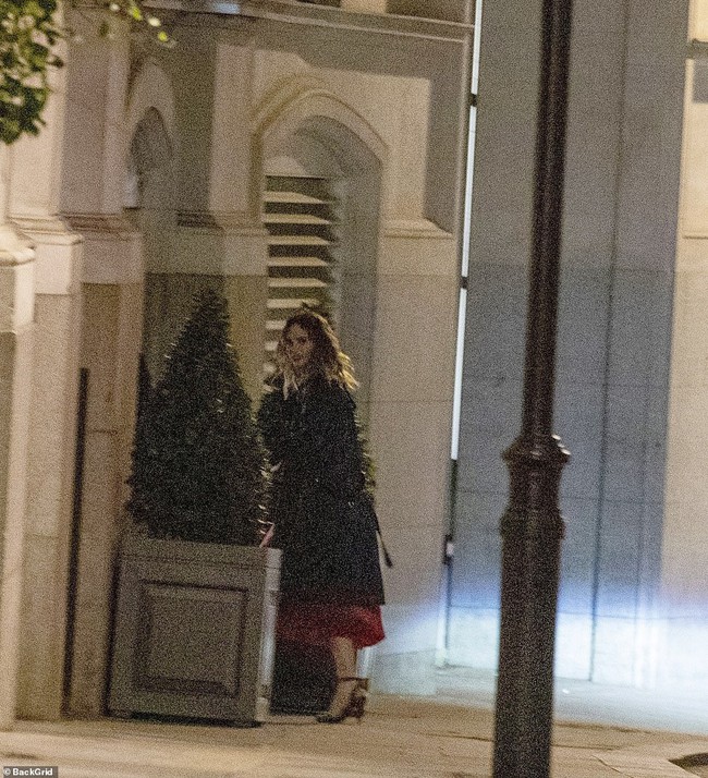 Chris Evans bị chụp lại hình ảnh vào khách sạn với &quot;Lọ Lem&quot; Lily James - Ảnh 4.