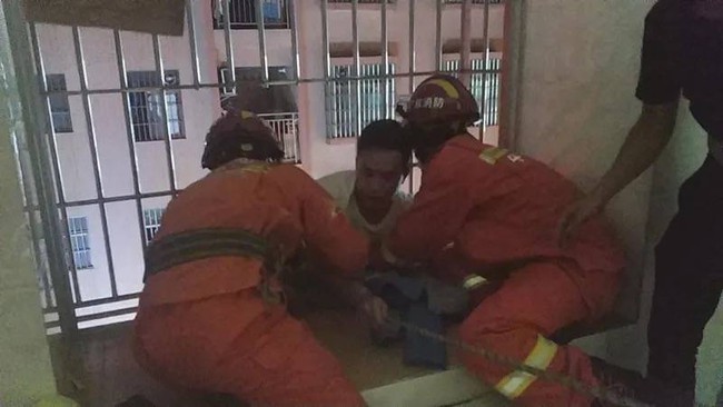 Người đàn ông dũng cảm leo lên 6 tầng lầu để cứu đứa bé 3 tuổi bị mắc kẹt, nhưng cuối cùng phải chờ lính cứu hỏa đến cứu mình - Ảnh 3.