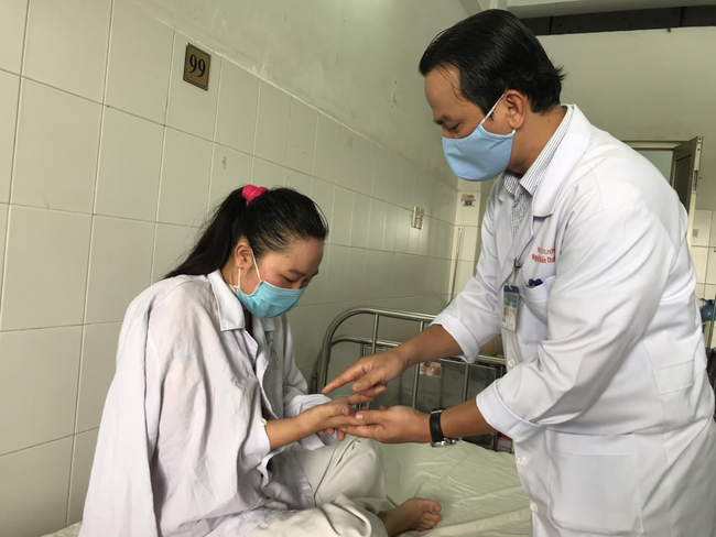 Bị té chấn thương tay nhưng đi thầy lang bó thuốc, người phụ nữ suýt tàn phế vì mang căn bệnh nguy hiểm ở xương - Ảnh 3. Bị té chấn thương tay nhưng đi thầy lang bó thuốc, người phụ nữ suýt tàn phế vì mang căn bệnh nguy hiểm ở xương - Ảnh 3.