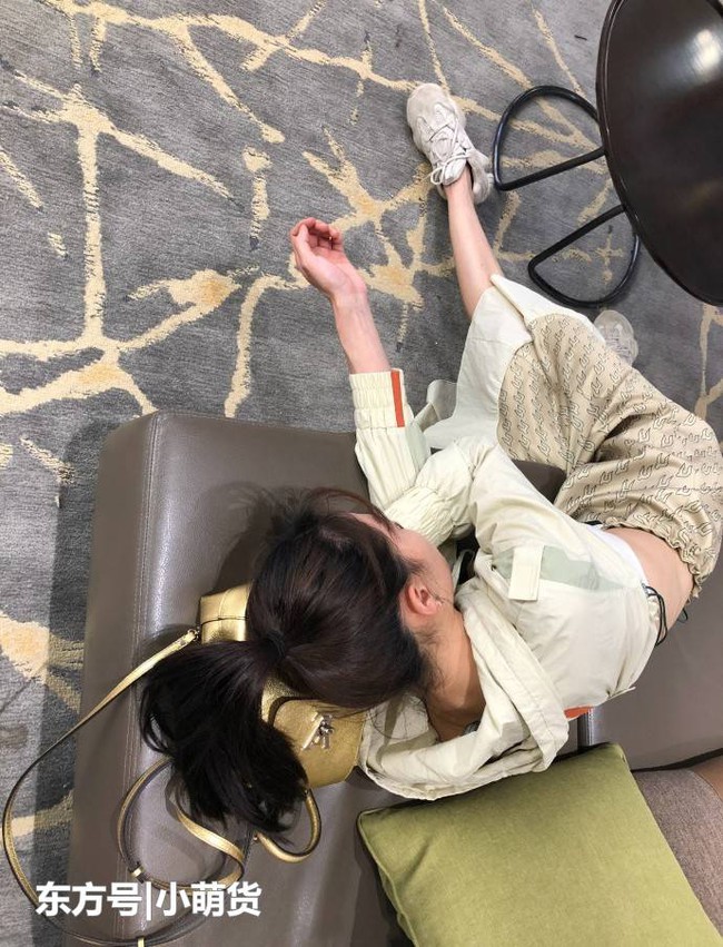 Cười bể bụng với loạt khoảnh khắc mỹ nhân Hoa ngữ khoe trọn tướng ngủ bá đạo: Lưu Diệc Phi ngủ cũng phải "show" chân dài, Triệu Lệ Dĩnh đứng cũng ngủ được - Ảnh 1. Cười bể bụng với loạt khoảnh khắc mỹ nhân Hoa ngữ khoe trọn tướng ngủ bá đạo: Lưu Diệc Phi ngủ cũng phải "show" chân dài, Triệu Lệ Dĩnh đứng cũng ngủ được - Ảnh 1.
