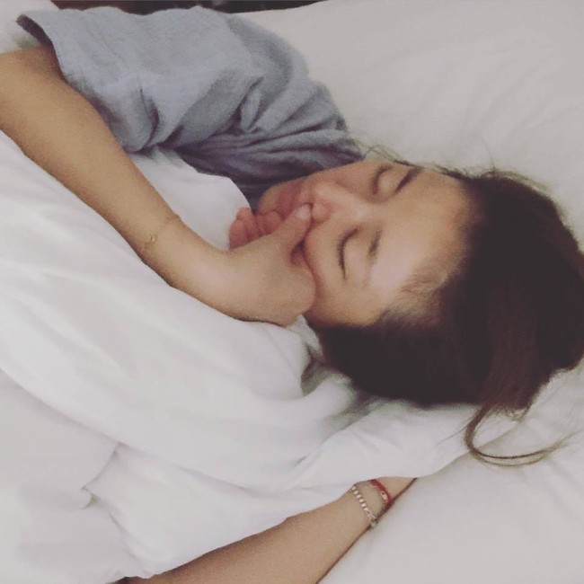 Cười bể bụng với loạt khoảnh khắc mỹ nhân Hoa ngữ khoe trọn tướng ngủ bá đạo: Lưu Diệc Phi ngủ cũng phải "show" chân dài, Triệu Lệ Dĩnh đứng cũng ngủ được - Ảnh 5. Cười bể bụng với loạt khoảnh khắc mỹ nhân Hoa ngữ khoe trọn tướng ngủ bá đạo: Lưu Diệc Phi ngủ cũng phải "show" chân dài, Triệu Lệ Dĩnh đứng cũng ngủ được - Ảnh 5.